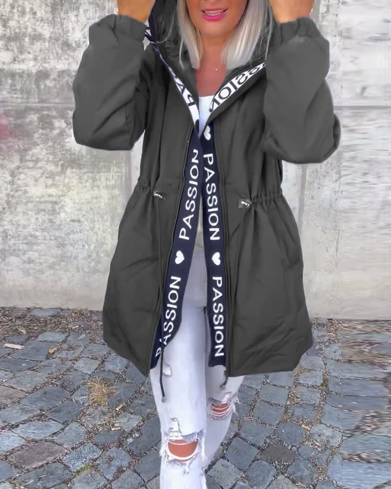 Luźny płaszcz z kapturem i sznurkiem w wzór literowy