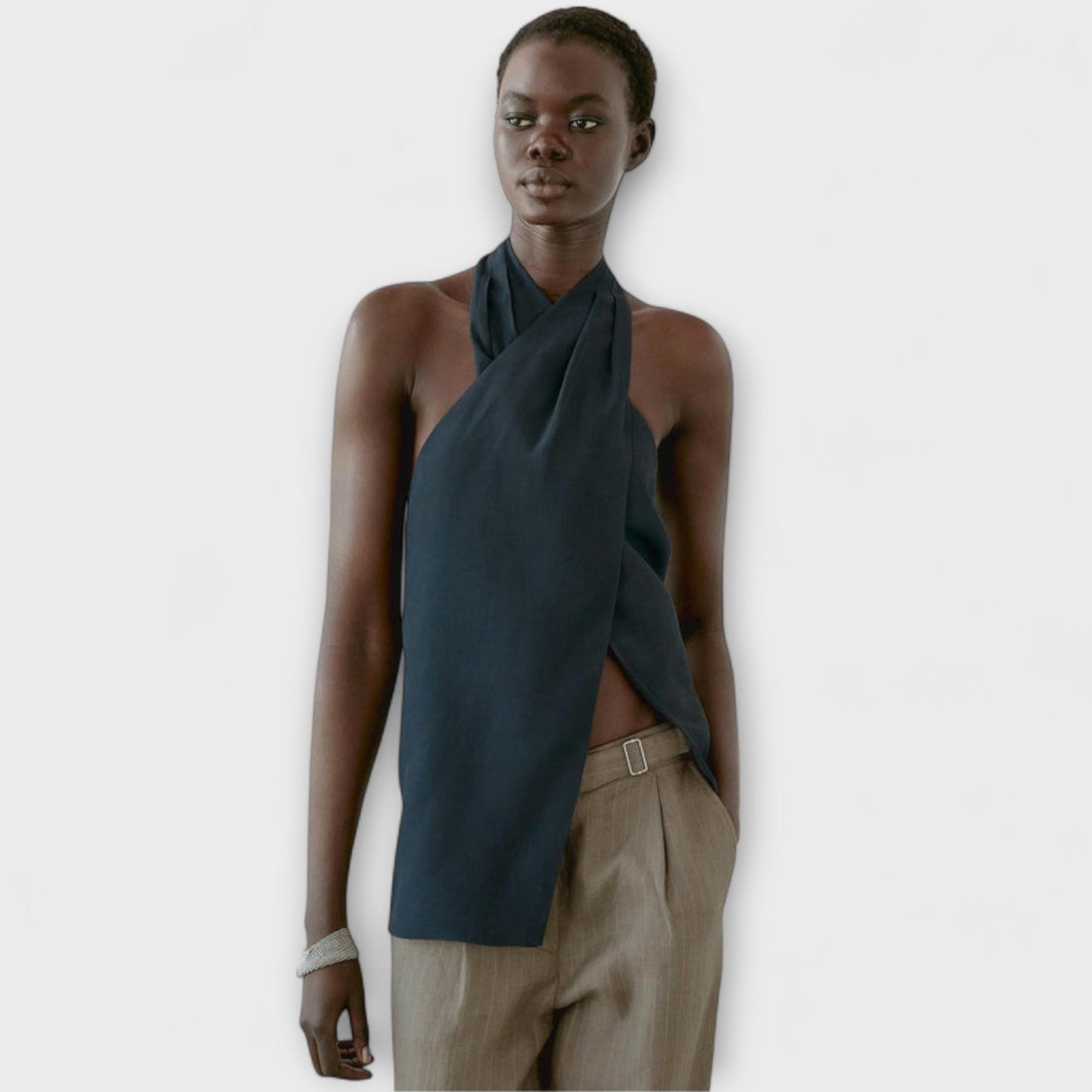 Hannah - Niebieski top na halter z dekoltem z tyłu