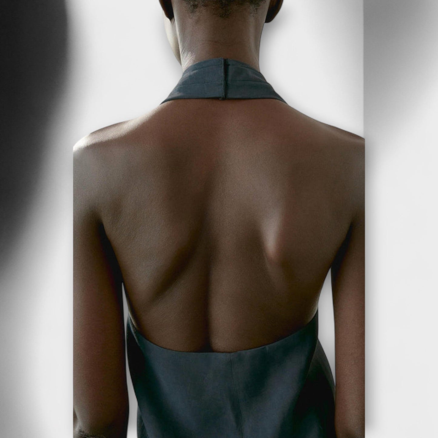 Hannah - Niebieski top na halter z dekoltem z tyłu